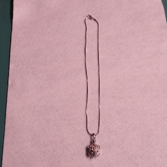 Elegant Silver Necklace with Fine Chain and Textured Pendant - Picture 2 of 7